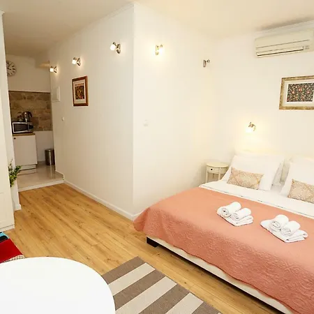 Old Town Apartment *